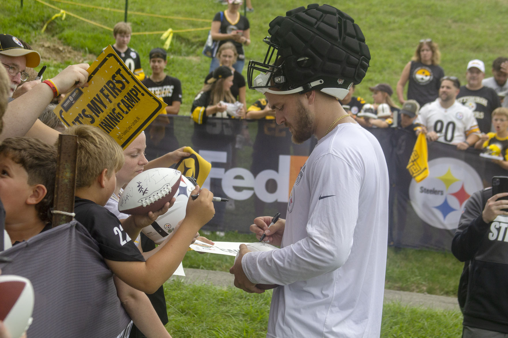 Steelers make time for fans at first practice